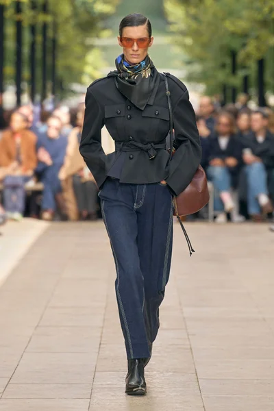 Look 16